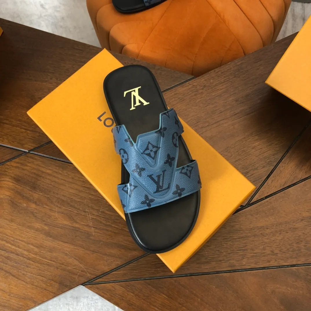 Factory price: 270💰LV counters are selling new brand luxury men's slippers, casual, loose and comfortable. The must-have model in the picture above [Happy][Happy], multiple colors available Size: 38-44, customized 45